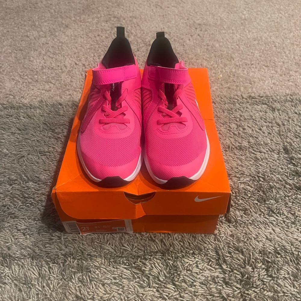 Nike Downshifter 10 size 2.5